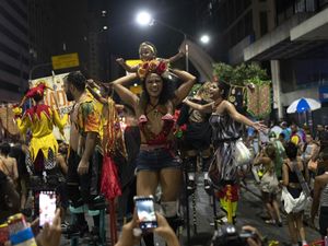Protes Pembatasan Corona, Warga Brasil Asyik Pesta di Jalanan Protes Pembatasan Corona, Warga Brasil Asyik Pesta di Jalanan