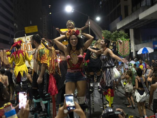 Protes Pembatasan Corona, Warga Brasil Asyik Pesta di Jalanan