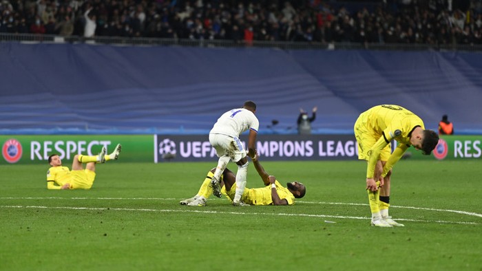 MADRID, SPAIN - APRIL 12: David Alaba of Real Madrid helps up Antonio Ruediger of Chelsea after the UEFA Champions League Quarter Final Leg Two match between Real Madrid and Chelsea FC at Estadio Santiago Bernabeu on April 12, 2022 in Madrid, Spain. (Photo by David Ramos/Getty Images)