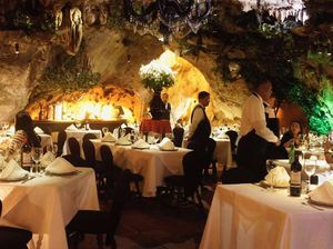 Ini 7 Restoran Bawah Tanah di Dunia yang Mewah dan Unik Ini 7 Restoran Bawah Tanah di Dunia yang Mewah dan Unik