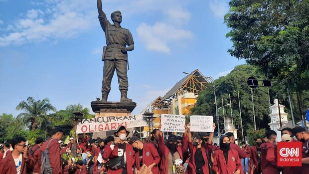 Ribuan Mahasiswa di Solo Demo Minyak Goreng dan BMM, BEM UNS Absen