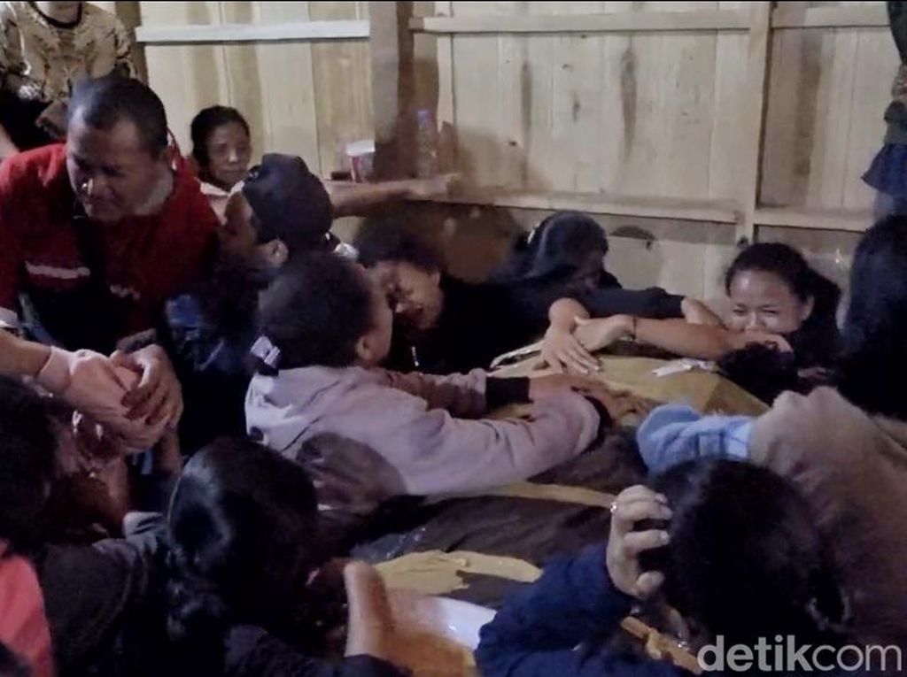 Jenazah Tukang Ojek Korban Kekejian KKB Tiba di Toraja, Ibu Histeris-Pingsan