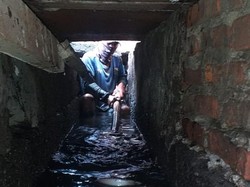 Endapan Lumpur Capai 30 Cm, Saluran Air di Koja Dibersihkan