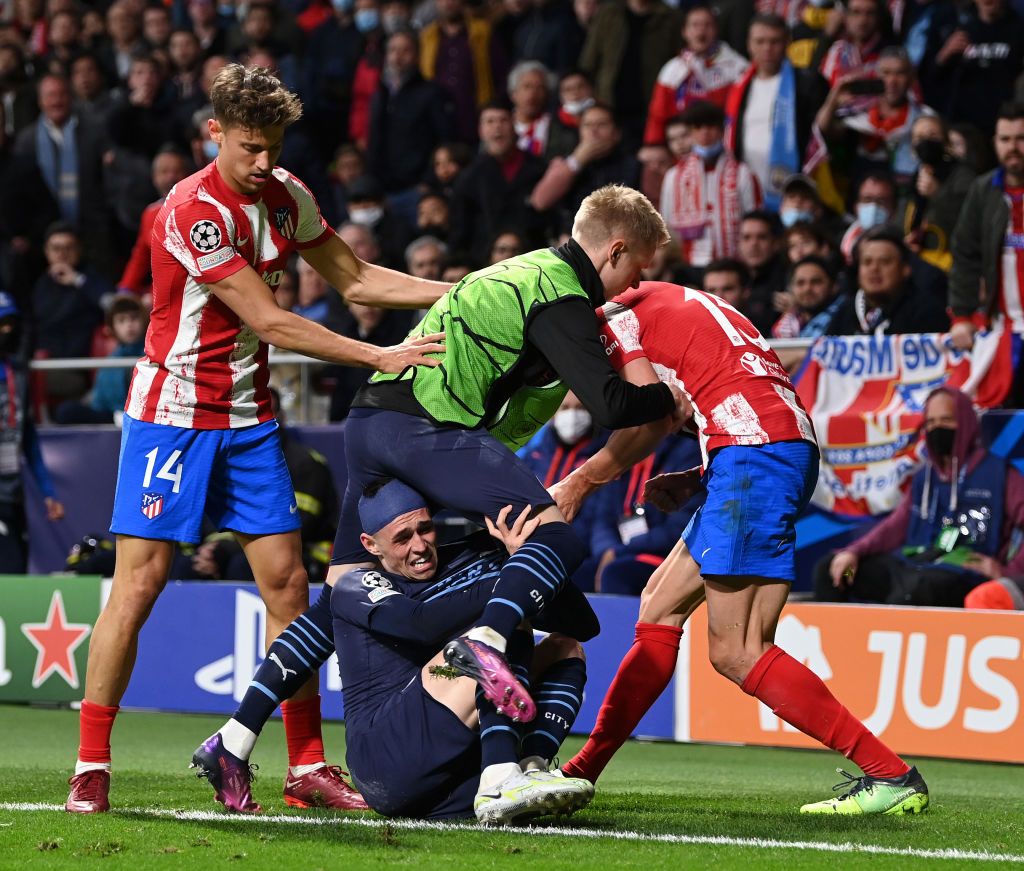 MADRID, SPAIN - APRIL 13: Oleksandr Zinchenko of Manchester City holds off Stefan Savic of Atletico Madrid as Phil Foden is seen on the floor during the UEFA Champions League Quarter Final Leg Two match between Atletico Madrid and Manchester City at Wanda Metropolitano on April 13, 2022 in Madrid, Spain. (Photo by Shaun Botterill/Getty Images)