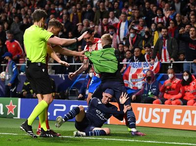 Foto: Savic Ngamuk ke Foden, Tanduk Sterling, Jambak Grealish