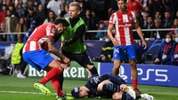 Foden lantas memegangi kaki, yang diduga sebagai taktik buang-buang waktu karena Man City sudah unggul agregat atas Atletico. Foto: Getty Images/Shaun Botterill