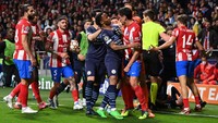 Keributan meluas. Ada klaim bahwa Savic menanduk wajah Raheem Sterling. Wasit tidak melihat kejadian tersebut. Foto: Getty Images/Shaun Botterill