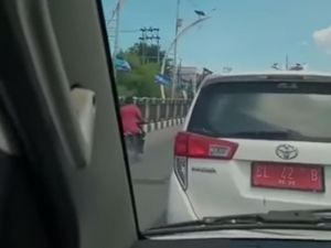 Permintaan Maaf Kasatpol PP di Aceh Usai Viral Mobilnya Halangi Ambulans Permintaan Maaf Kasatpol PP di Aceh Usai Viral Mobilnya Halangi Ambulans