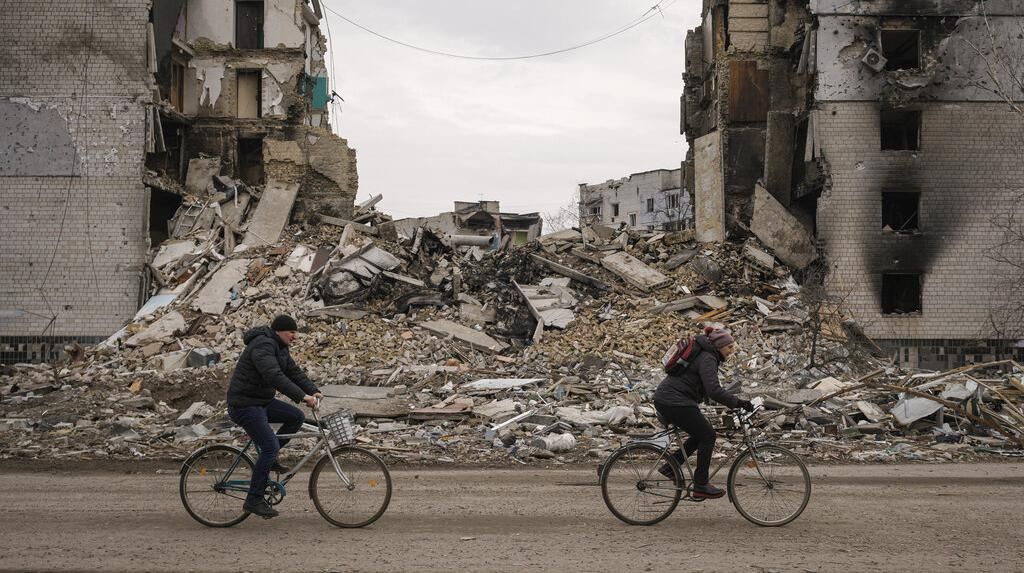 Bersepeda di Antara Puing Perang Ukraina Bersepeda di Antara Puing Perang Ukraina