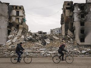 Bersepeda di Antara Puing Perang Ukraina