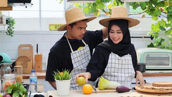 Hobi Masak, Intip Aksi Seru Septia, Istri Putra Siregar Saat di Dapur
