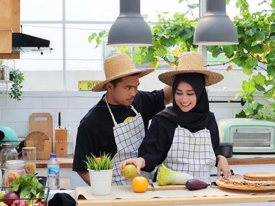 Hobi Masak, Intip Aksi Seru Septia, Istri Putra Siregar Saat di Dapur