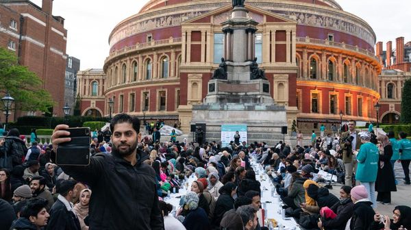 Kehangatan Buka Puasa Bersama dan Terbesar di London
