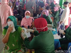 Warga Klaten Keluhkan Pencairan BLT Minyak Goreng Wajib Vaksin Booster