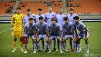 Pemain Barcelona U-18 berfoto bersama sebelum pertandingan melawan Indonesia All Star U-20 dimulai di Jakarta International Stadium (JIS), Rabu (13/4) malam.