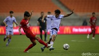 Kedua tim bermain ketat sejak awal pertandingan.
