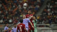 Serangan dilancarkan pemain Barcelona U-18 untuk membobol gawang Indonesia All Star U-20.