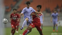 Indonesia All Star mengancam lewat tendangan bebas di injury time. Bola melayang di atas mistar, sekaligus menutup babak pertama dengan skor imbang tanpa gol.