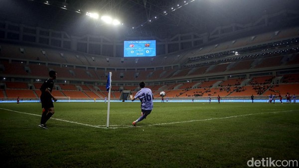 Turnamen International Youth Championship (IYC) digelar di JIS, Rabu (13/4). Di salah satu laga, skuad Indonesia All Star U-20 bertanding lawan Barcelona U-18.