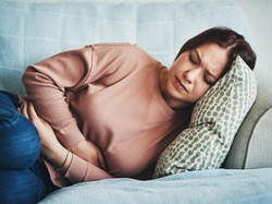 Begini Posisi Tidur Saat Asam Lambung Naik di Malam Hari