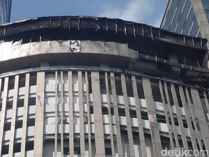 Snapshot: Bolong Menganga di TP 5 Surabaya Usai Kebakaran Melanda