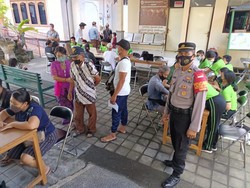 Polisi di Denpasar Gelar Vaksinasi Booster, Warga Antre dari Pagi