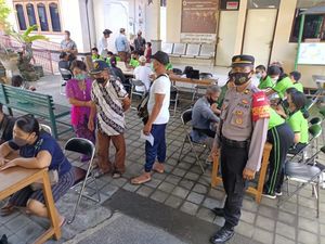 Polisi di Denpasar Gelar Vaksinasi Booster, Warga Antre dari Pagi Polisi di Denpasar Gelar Vaksinasi Booster, Warga Antre dari Pagi