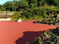 Bukan Tercemar! Air Sungai di Srumbung Magelang Ini Berwarna Merah