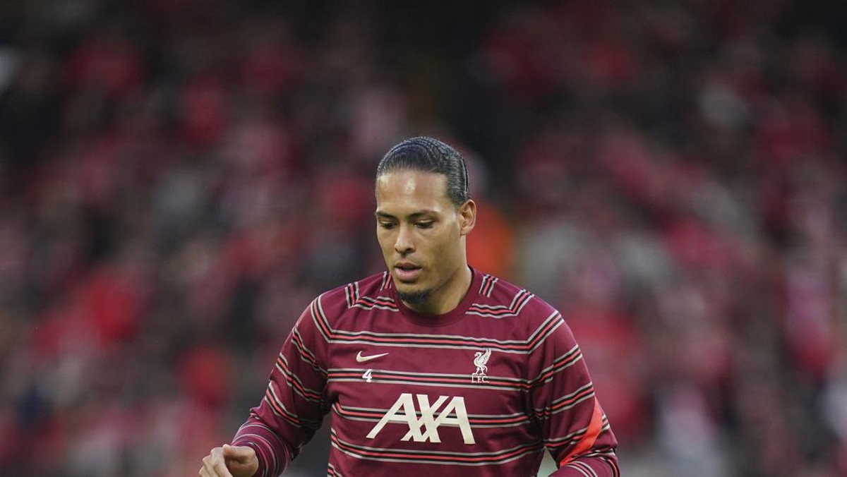Virgil van Dijk absen saat Liverpool menyingkirkan Benfica di perempatfinal Liga Champions (AP/Jon Super)