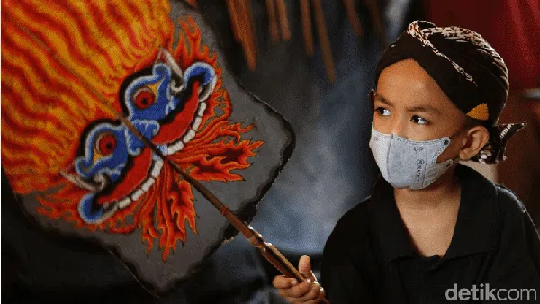 Aksi Bocil Pecinta Wayang Kulit