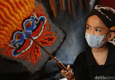 Aksi Bocil Pecinta Wayang Kulit