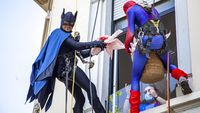 Aksi Superhero Bagi-bagi Telur Paskah ke Pasien Anak di Italia
