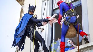 Aksi Superhero Bagi-bagi Telur Paskah ke Pasien Anak di Italia