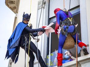 Aksi Superhero Bagi-bagi Telur Paskah ke Pasien Anak di Italia