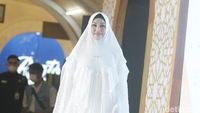 5 Aksi Angelina Sondakh Jadi Model Baju Muslimah Syari, Minta Dimaafkan