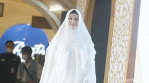 5 Aksi Angelina Sondakh Jadi Model Baju Muslimah Syari, Minta Dimaafkan
