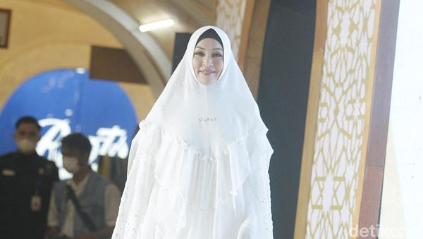 5 Aksi Angelina Sondakh Jadi Model Baju Muslimah Syari, Minta Dimaafkan
