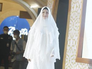 5 Aksi Angelina Sondakh Jadi Model Baju Muslimah Syari, Minta Dimaafkan