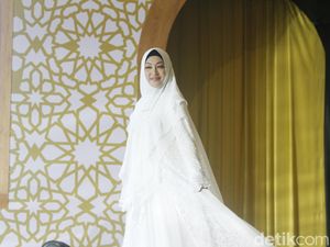 Jadi Model Show Baju Syari, Angelina Sondakh Minta Maaf Atas Kesalahannya Jadi Model Show Baju Syari, Angelina Sondakh Minta Maaf Atas Kesalahannya