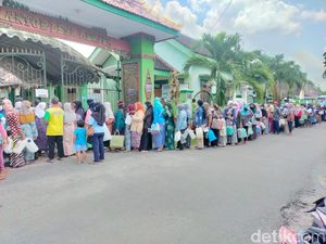 Ratusan Warga Blitar Rela Antre Panjang saat Puasa Demi Migor Curah