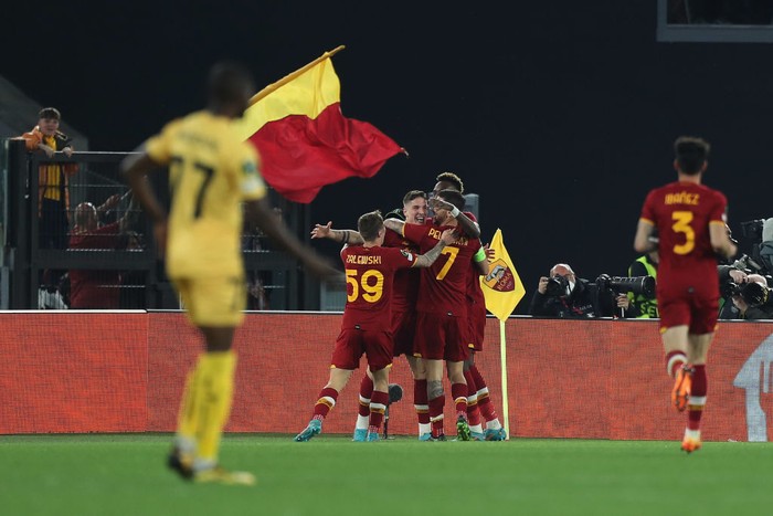 ROME, ITALY - APRIL 14:  Nicolo Zaniolo with his teammates of AS Roma celebrates after scoring the teams fourth goal during the UEFA Conference League Quarter Final leg two match between AS Roma and FK Bodo/Glimt at Olimpico Stadium on April 14, 2022 in Rome, Italy.  (Photo by Paolo Bruno/Getty Images)