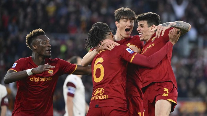 Romas Chris Smalling, center left, celebrates scoring during the Serie A soccer match between Roma and Salernitana at Olympic stadium of Rome, Sunday April 10, 2022. (Alfredo Falcone/LaPresse via AP)