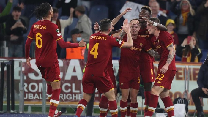 ROME, ITALY - APRIL 14:  Nicolo Zaniolo with his teammates of AS Roma celebrates after scoring the teams third goal during the UEFA Conference League Quarter Final leg two match between AS Roma and FK Bodo/Glimt at Olimpico Stadium on April 14, 2022 in Rome, Italy.  (Photo by Paolo Bruno/Getty Images)