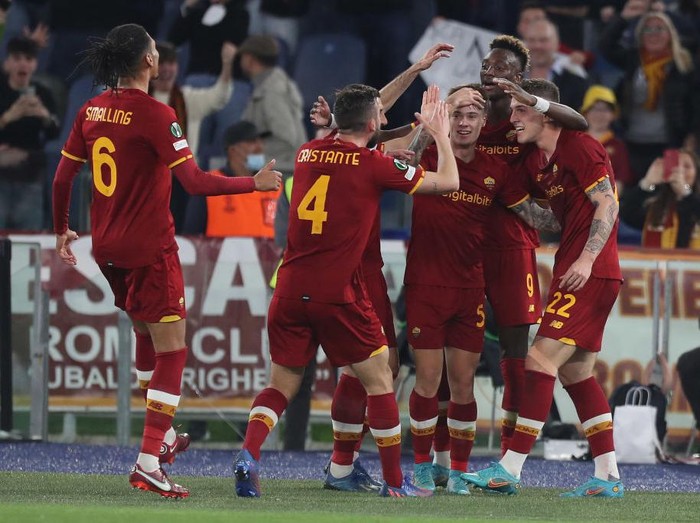 ROME, ITALY - APRIL 14:  Nicolo Zaniolo with his teammates of AS Roma celebrates after scoring the teams third goal during the UEFA Conference League Quarter Final leg two match between AS Roma and FK Bodo/Glimt at Olimpico Stadium on April 14, 2022 in Rome, Italy.  (Photo by Paolo Bruno/Getty Images)