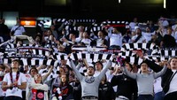 Yang luar biasa, fans Eintracht Frankfurt justru terlihat sangat banyak dan menguasai stadion. Foto: Getty Images/Eric Alonso