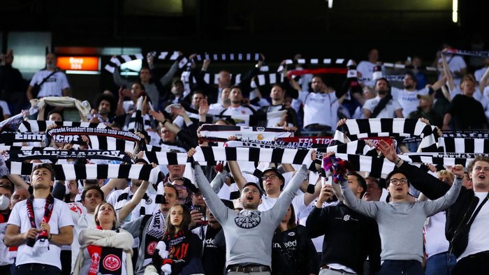 Barcelona vs Eintracht Frankfurt BARCELONA, SPAIN - APRIL 14: An Eintracht Frankfurt fans hold up scarves to show their support during the UEFA Europa League Quarter Final Leg Two match between FC Barcelona and Eintracht Frankfurt at Camp Nou on April 14, 2022 in Barcelona, Spain. (Photo by Eric Alonso/Getty Images)