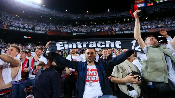 BARCELONA, SPAIN - APRIL 14: An Eintracht Frankfurt fan holds up a scarf to show their support during the UEFA Europa League Quarter Final Leg Two match between FC Barcelona and Eintracht Frankfurt at Camp Nou on April 14, 2022 in Barcelona, Spain. (Photo by Eric Alonso/Getty Images)