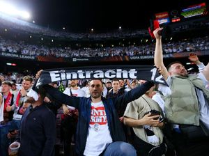 Barcelona Cuan 3 Juta Euro Berkat Invasi Fans Frankfurt Barcelona Cuan 3 Juta Euro Berkat Invasi Fans Frankfurt