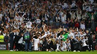 Banyaknya suporter Eintracht Frankfurt ini lantas mengundang rasa heran dari Xavi, pelatih Barca. Lazimnya, peruntukan tiket stadion mayoritas buat tim tuan rumah. Foto: AP/Joan Monfort
