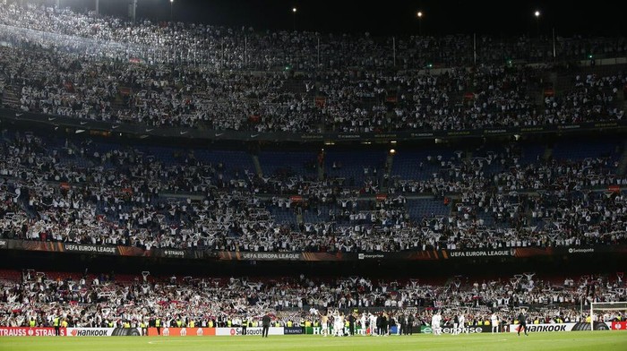 Barcelona vs Eintracht Frankfurt Eintracht Frankfurt players celebrate winning the Europa League, second leg, quarterfinal soccer match against Barcelona at the Camp Nou stadium, in Barcelona, Spain, Thursday, April 14, 2022. (AP Photo/Joan Monfort)